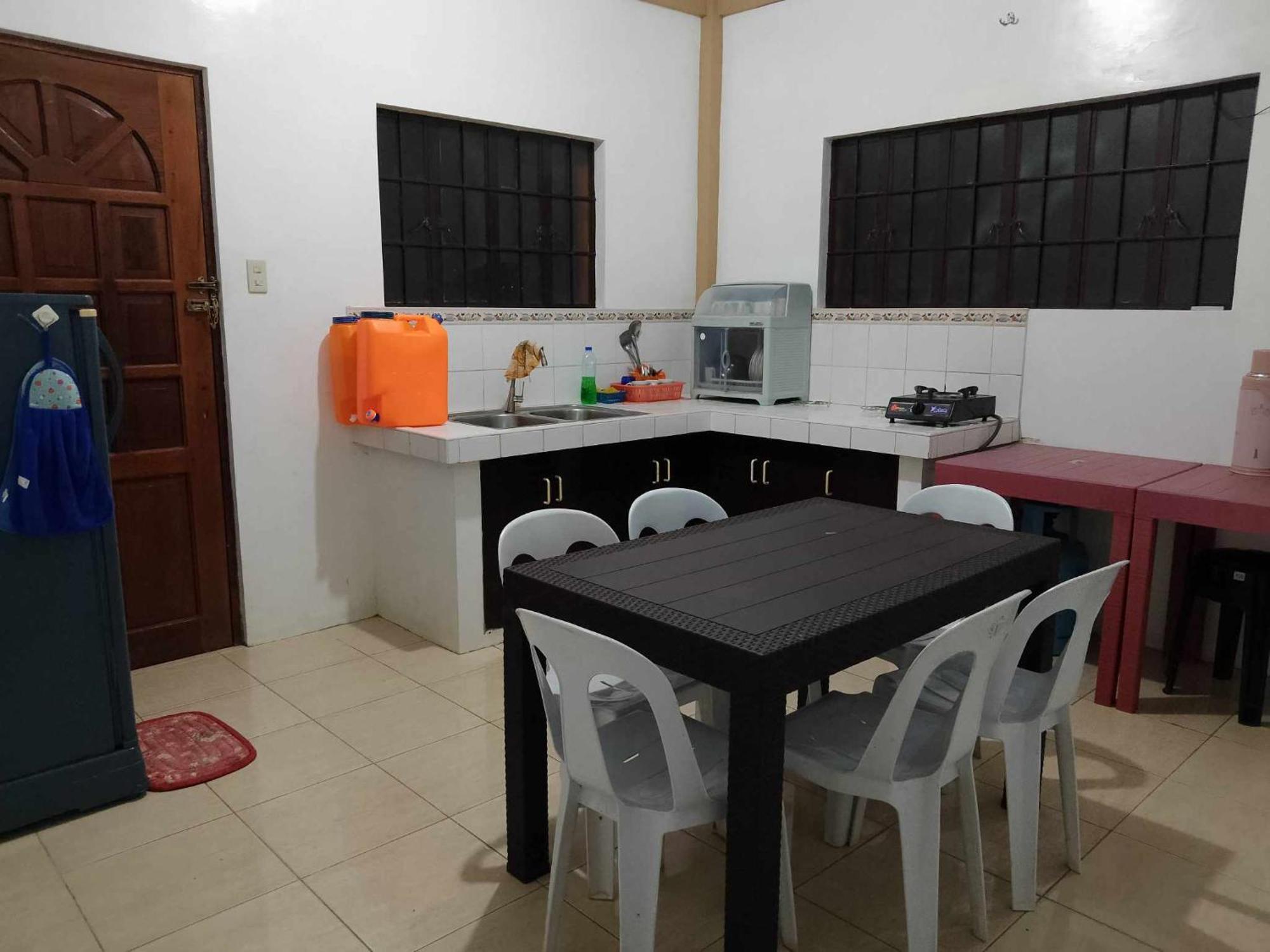 Estrelle Orange House - Backpackers Hub Apartment Puerto Princesa Exterior foto